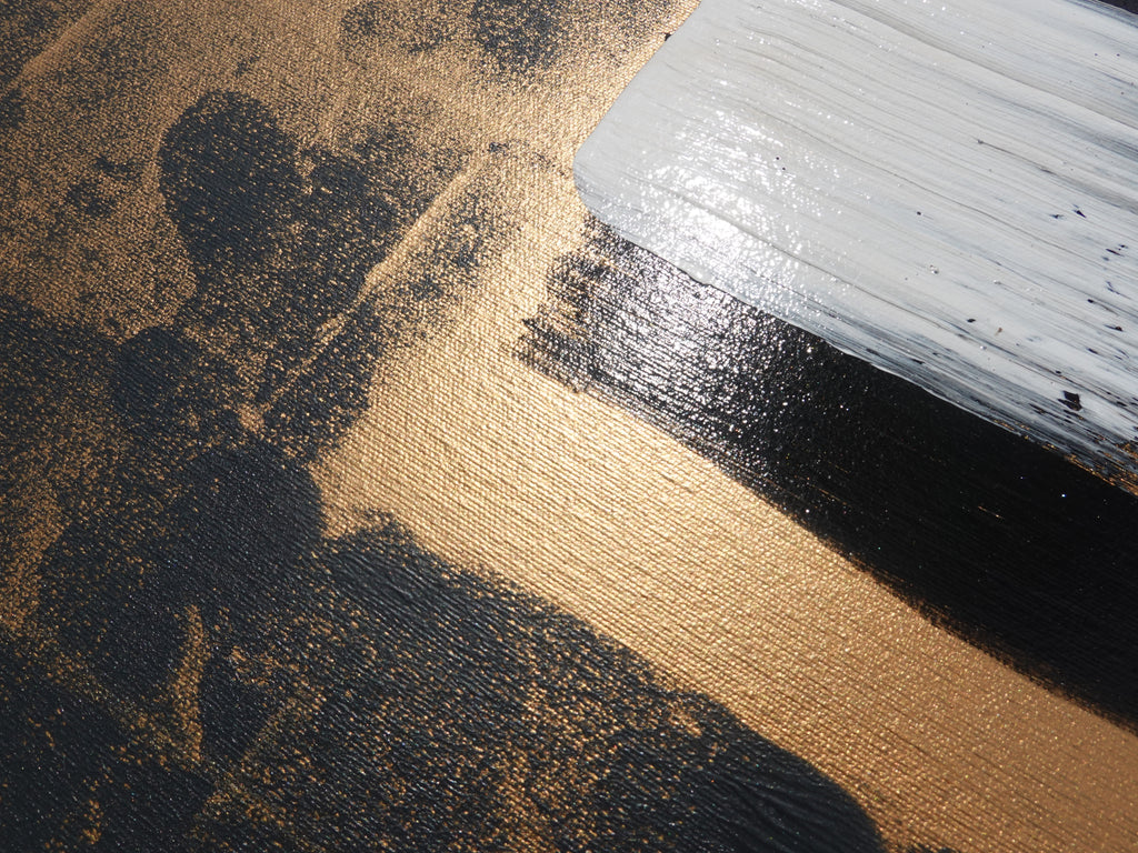 Abstraktes geometrisches Gemälde A1368 – Schwarze und bronzene japanische Originalleinwand von Ksavera