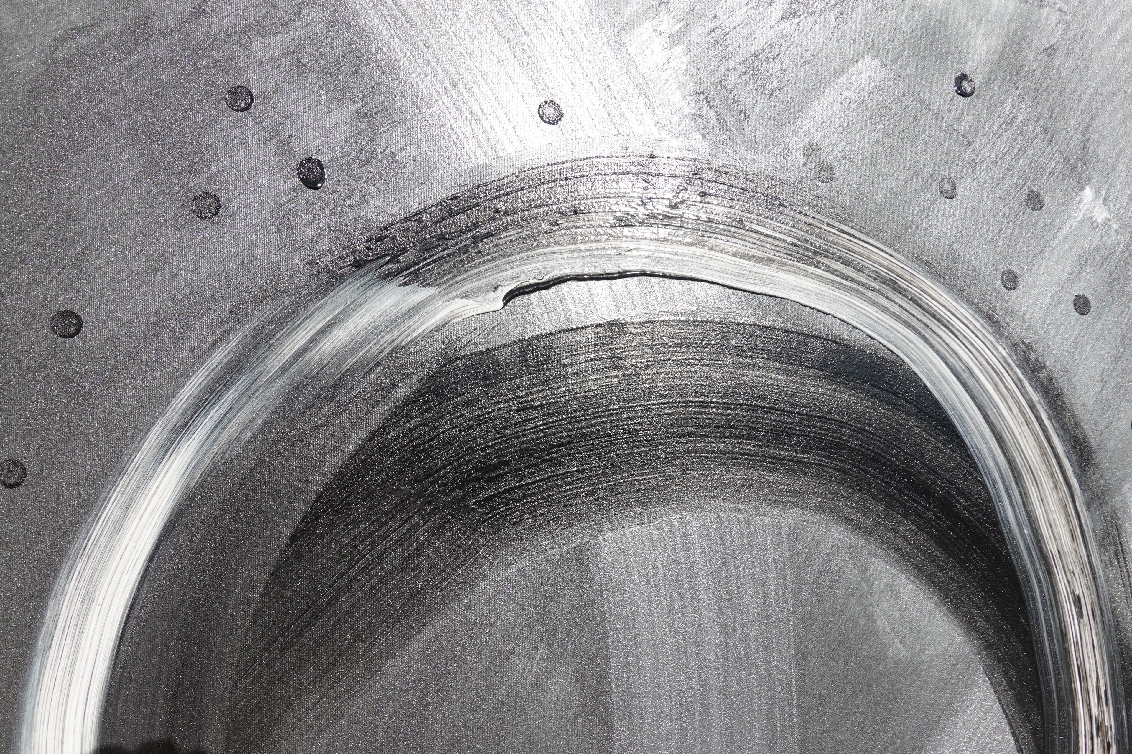 Enso Abstract A1403 est une peinture acrylique originale de grande taille, texturée argent et noir, sur toile non tendue, réalisée par l'artiste Ksavera.