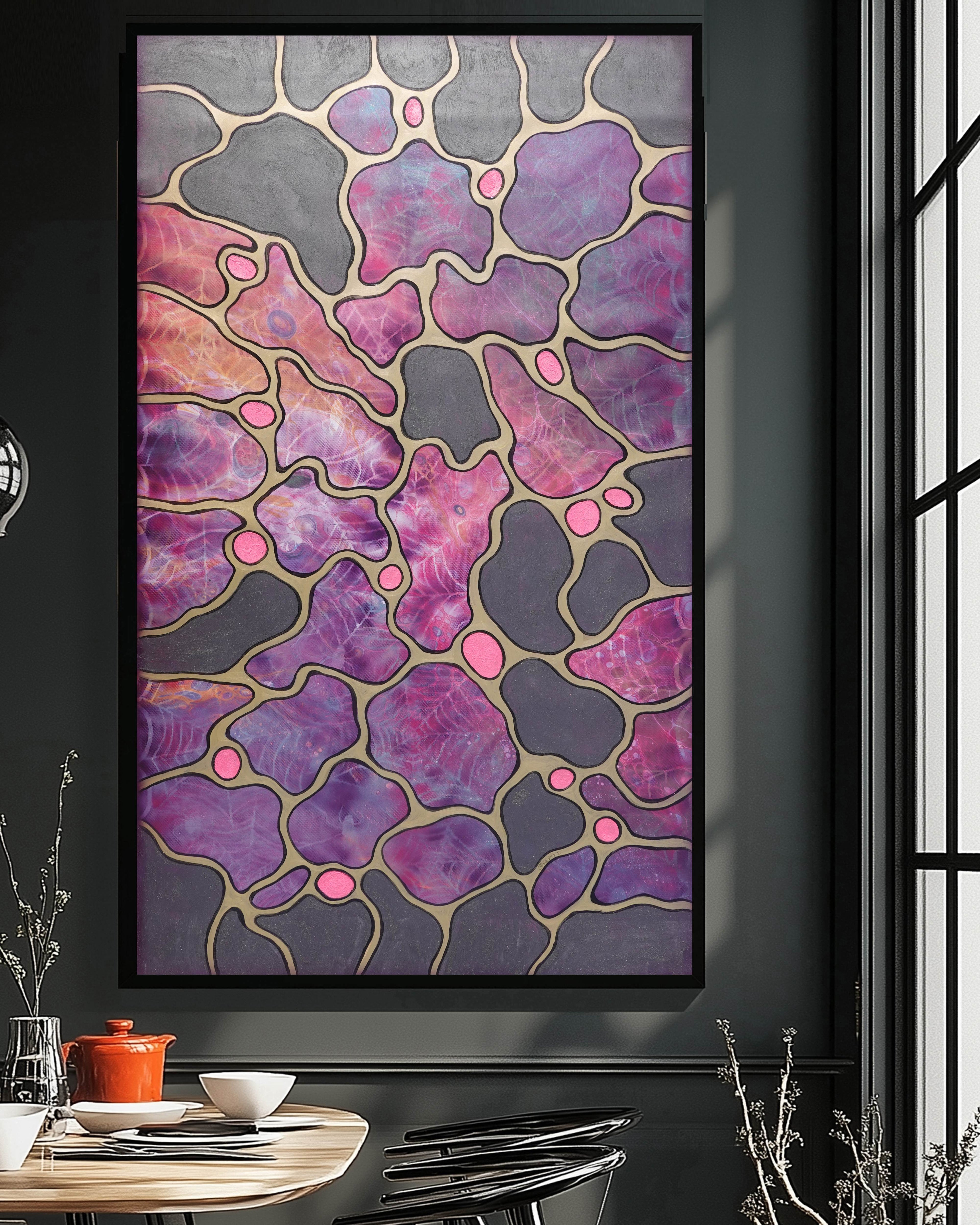 Abstract A1431 est une grande peinture acrylique originale organique aux tons nacrés violets, noirs et or, sur toile non tendue, réalisée par l'artiste Ksavera.