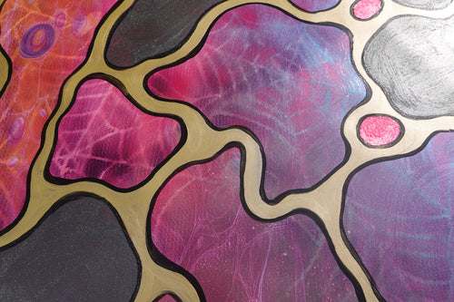 Abstract A1431 est une grande peinture acrylique originale organique aux tons nacrés violets, noirs et or, sur toile non tendue, réalisée par l'artiste Ksavera.