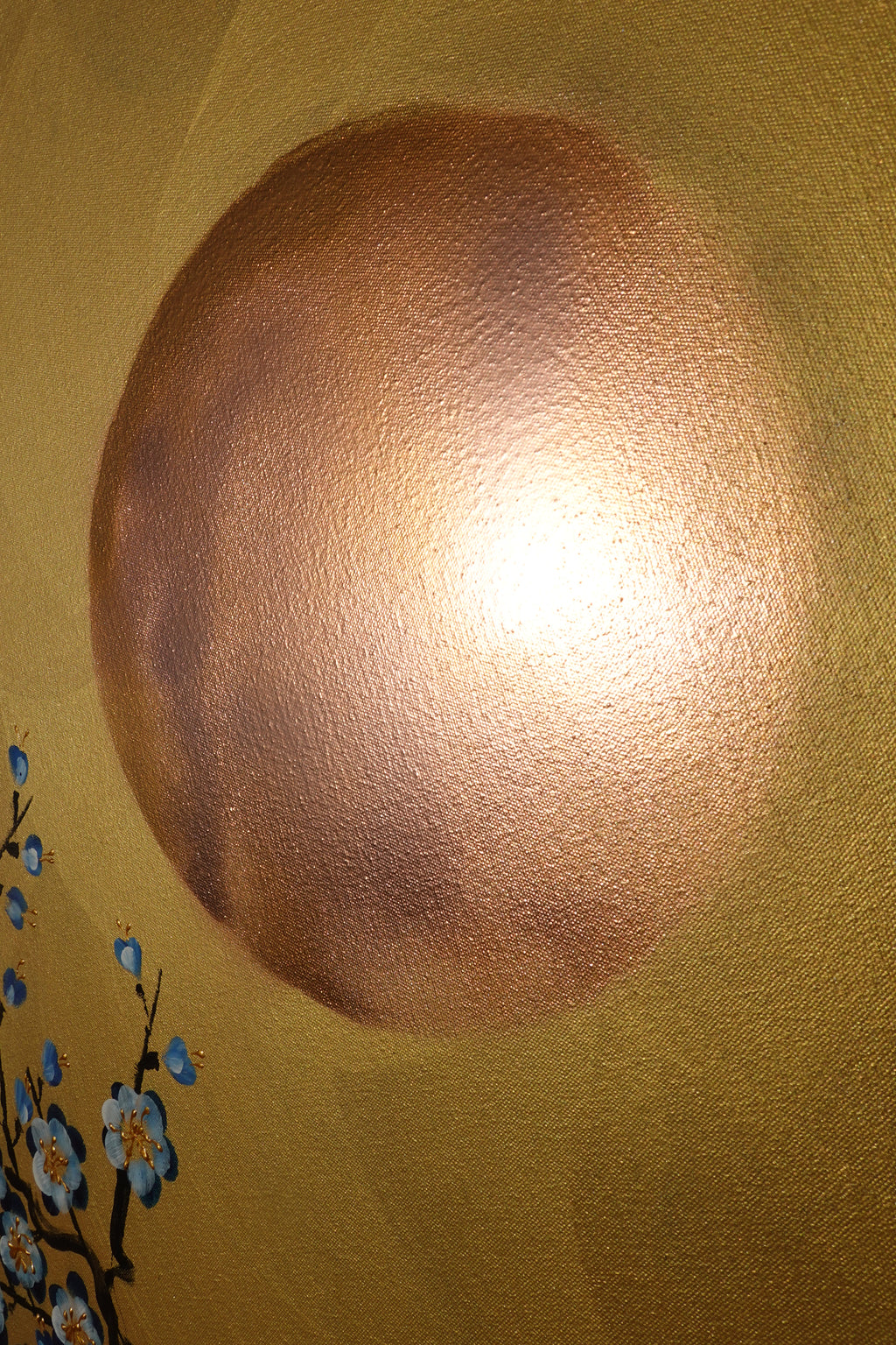 Japanese blue Sakura J436 ist ein großes japanisches Gold-Original-Acrylgemälde auf ungespannter Leinwand des Künstlers Ksavera.