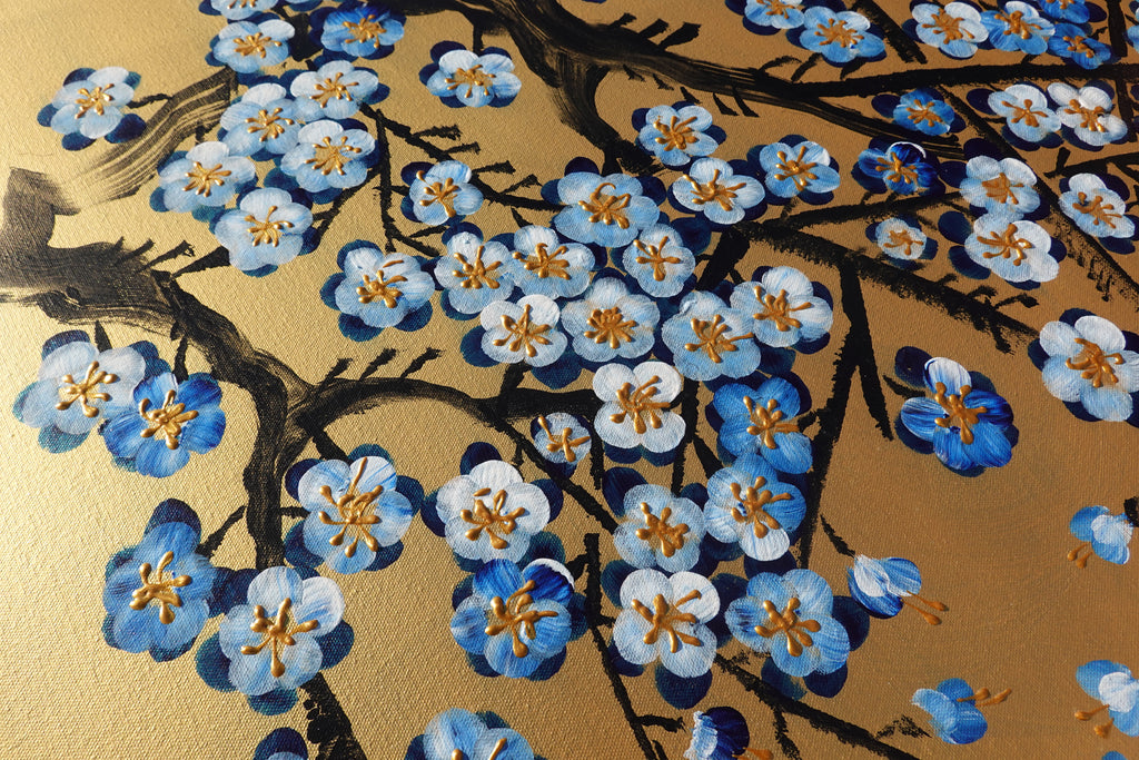 Japanese blue Sakura J436 ist ein großes japanisches Gold-Original-Acrylgemälde auf ungespannter Leinwand des Künstlers Ksavera.