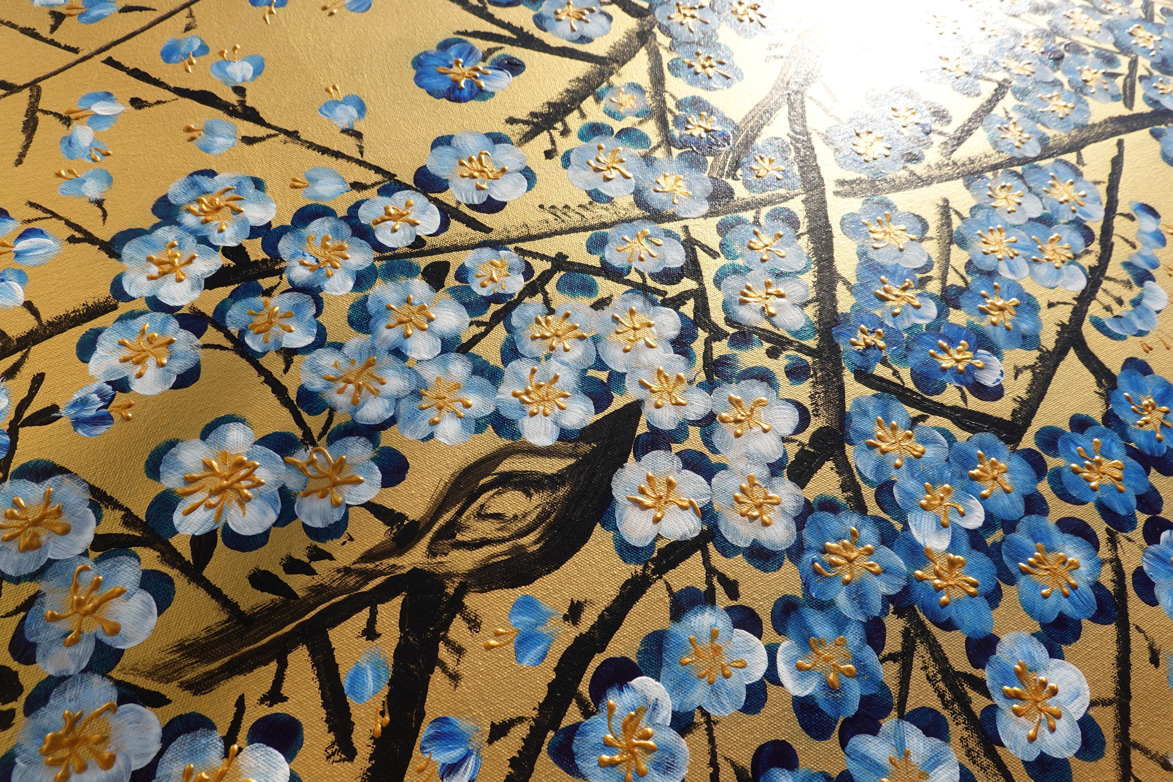 Japanese blue Sakura J436 ist ein großes japanisches Gold-Original-Acrylgemälde auf ungespannter Leinwand des Künstlers Ksavera.