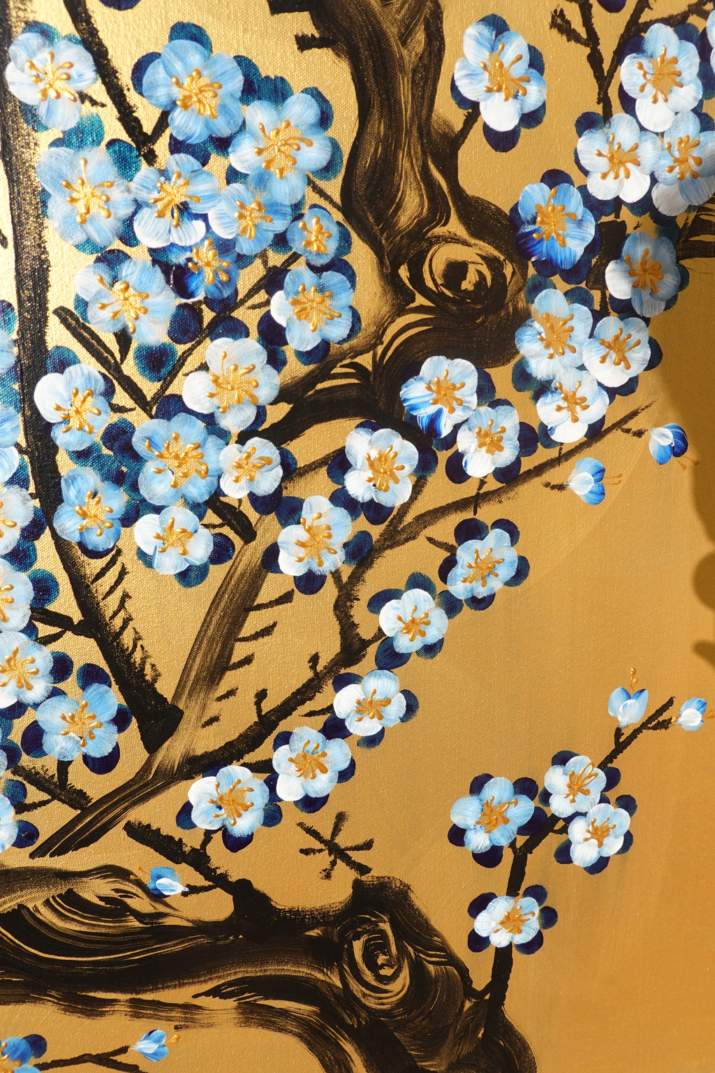 Japanese blue Sakura J436 ist ein großes japanisches Gold-Original-Acrylgemälde auf ungespannter Leinwand des Künstlers Ksavera.