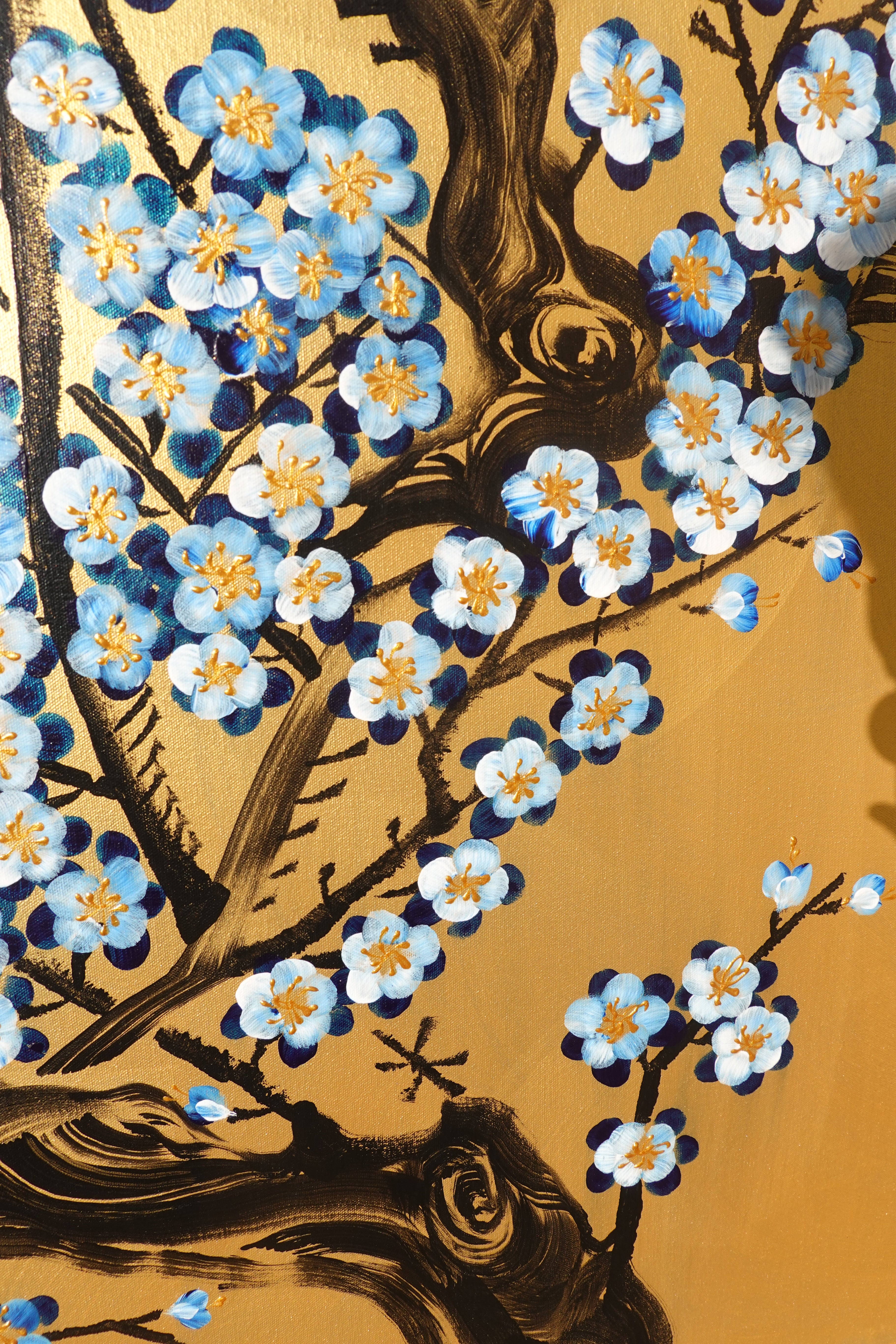 Japanese blue Sakura J436 ist ein großes japanisches Gold-Original-Acrylgemälde auf ungespannter Leinwand des Künstlers Ksavera.