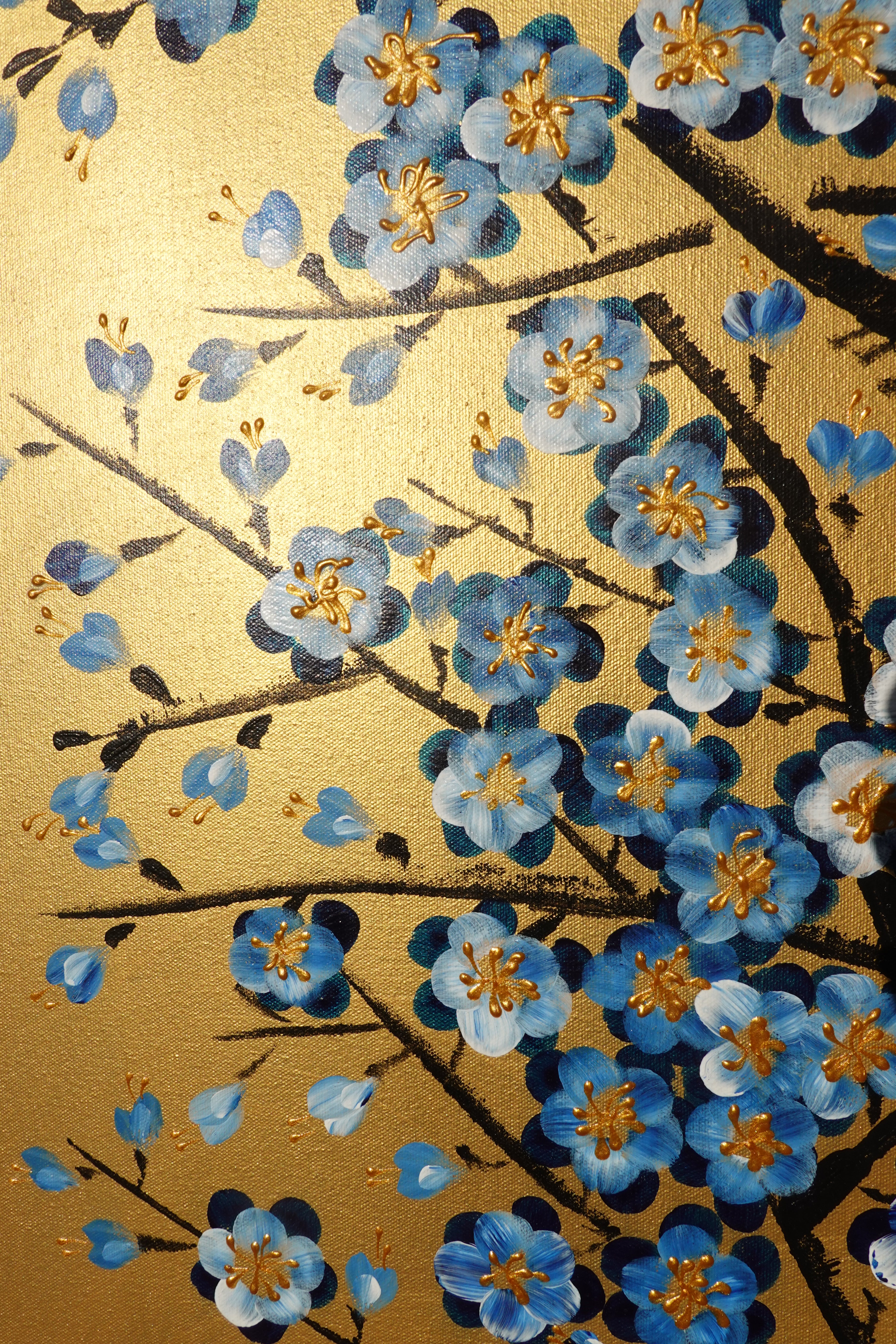 Japanese blue Sakura J436 ist ein großes japanisches Gold-Original-Acrylgemälde auf ungespannter Leinwand des Künstlers Ksavera.
