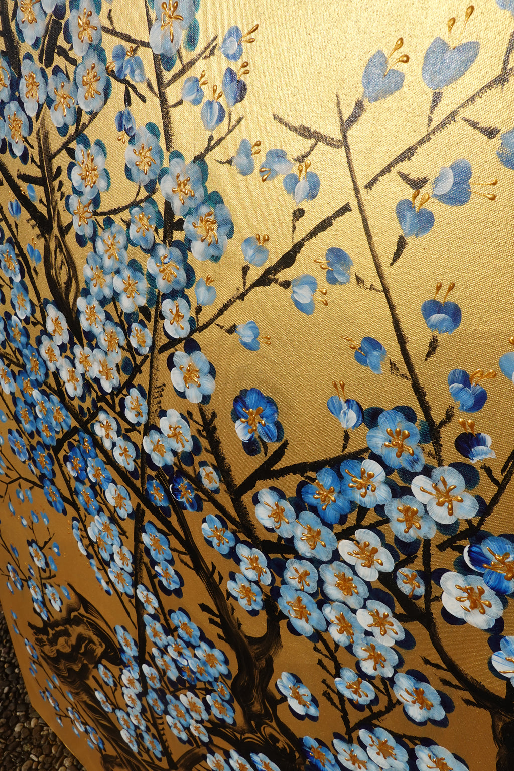 Japanese blue Sakura J436 ist ein großes japanisches Gold-Original-Acrylgemälde auf ungespannter Leinwand des Künstlers Ksavera.