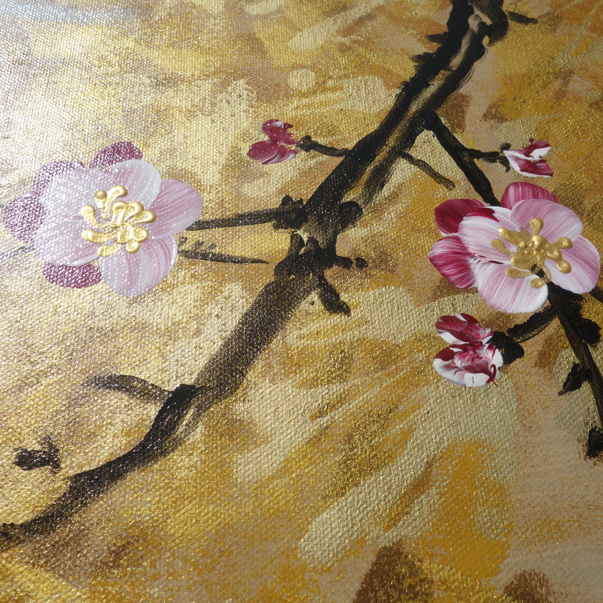 Fleurs de cerisier et tourtereaux J165 est une grande peinture zen japonaise dorée - Peinture acrylique originale sur toile non tendue de l'artiste Ksavera