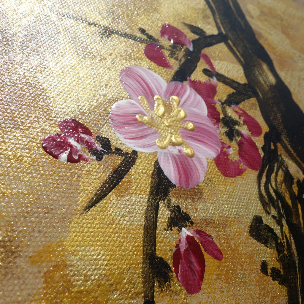 Fleurs de cerisier et tourtereaux J165 est une grande peinture zen japonaise dorée - Peinture acrylique originale sur toile non tendue de l'artiste Ksavera