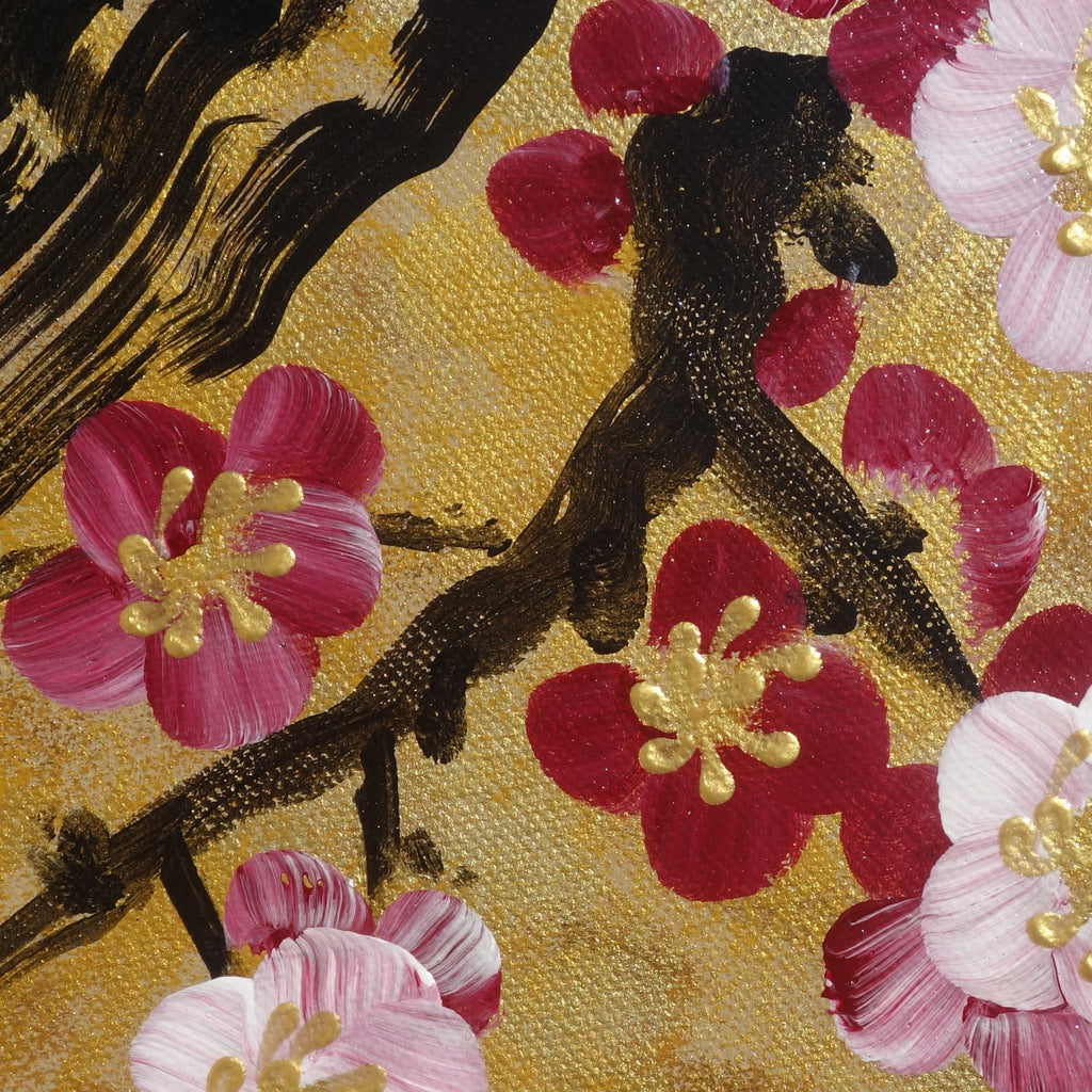 Fleurs de cerisier et tourtereaux J165 est une grande peinture zen japonaise dorée - Peinture acrylique originale sur toile non tendue de l'artiste Ksavera