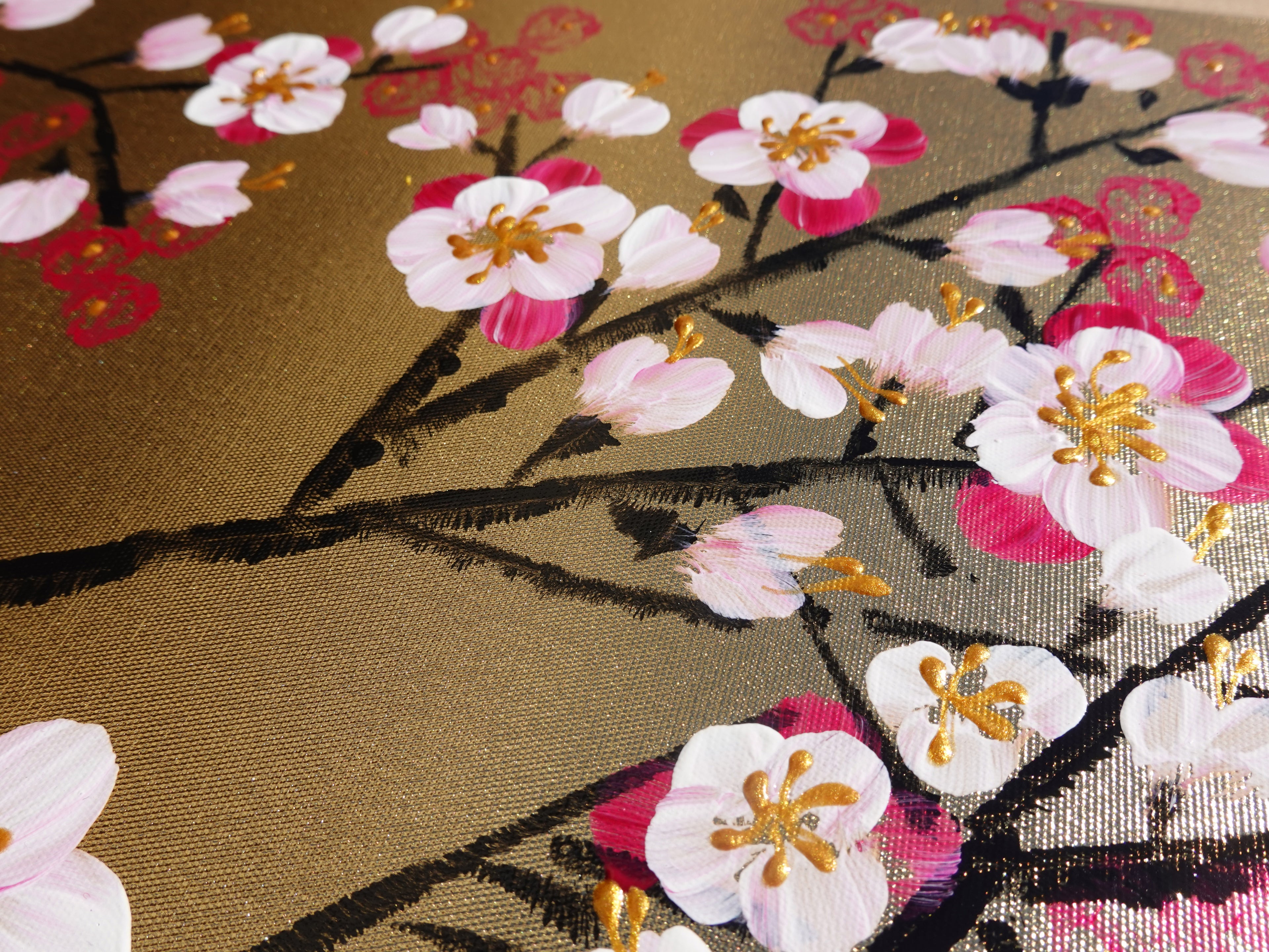 « Fleurs de cerisier roses J367 » est un diptyque japonais. Peinture acrylique originale sur toile dorée tendue, par l'artiste Ksavera.
