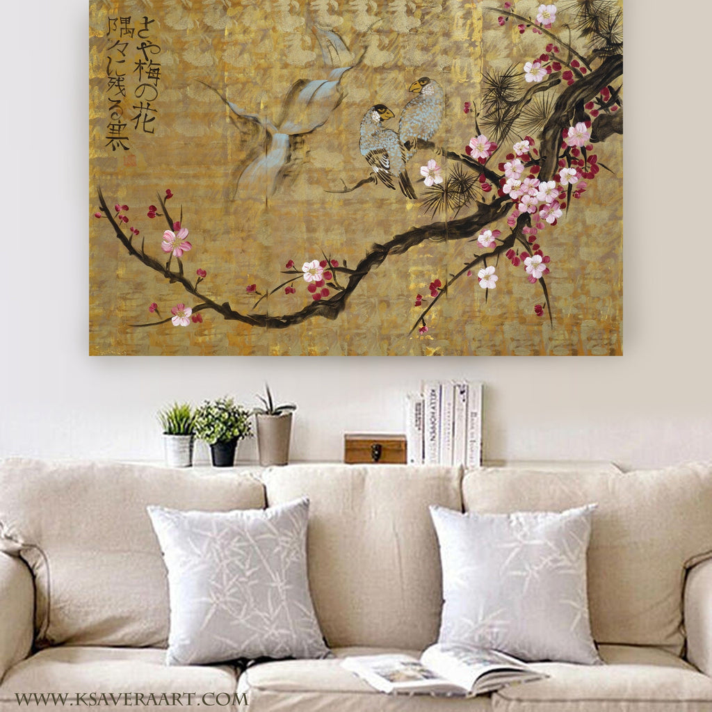 Fleurs de cerisier et tourtereaux J165 est une grande peinture zen japonaise dorée - Peinture acrylique originale sur toile non tendue de l'artiste Ksavera