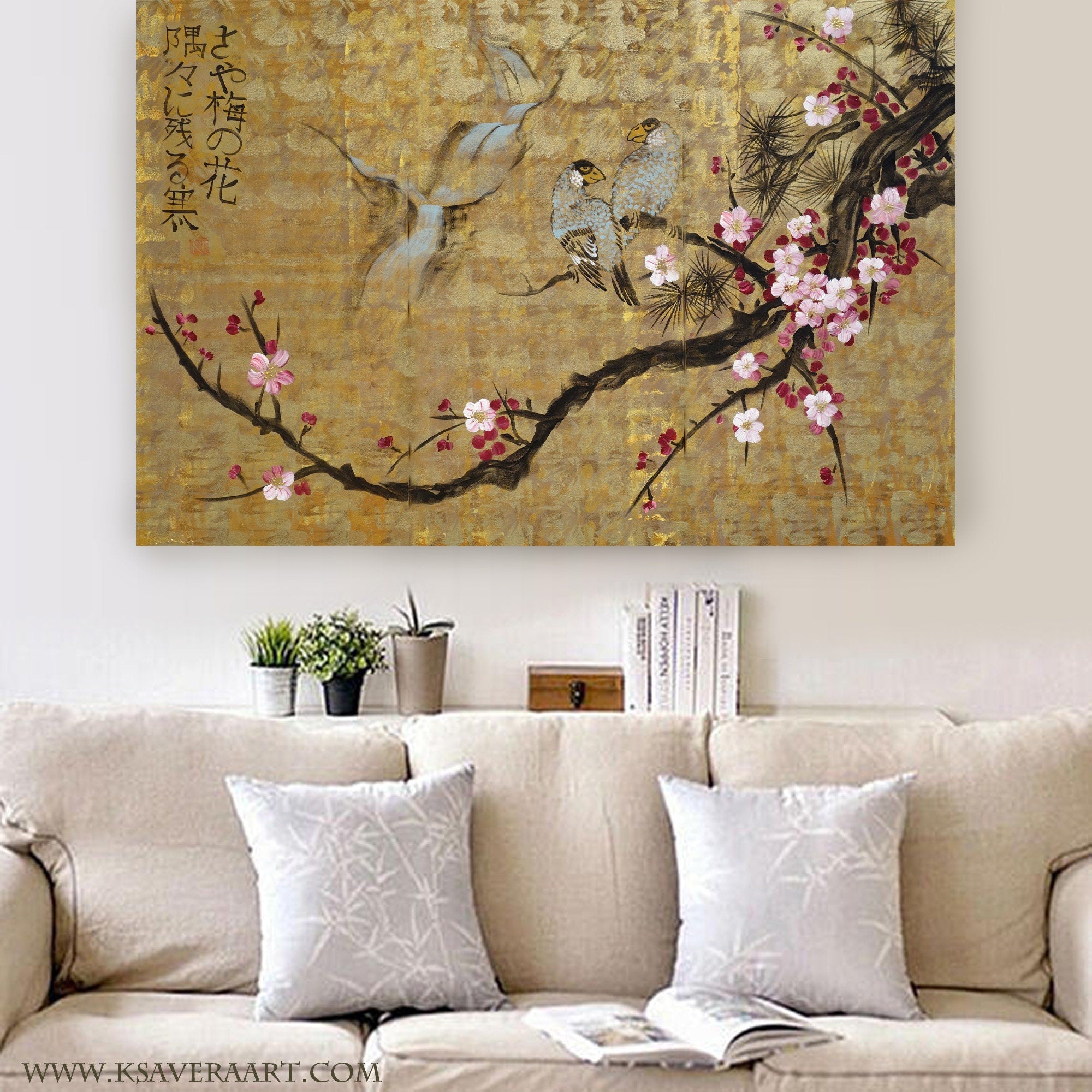 Fleurs de cerisier et tourtereaux J165 est une grande peinture zen japonaise dorée - Peinture acrylique originale sur toile non tendue de l'artiste Ksavera