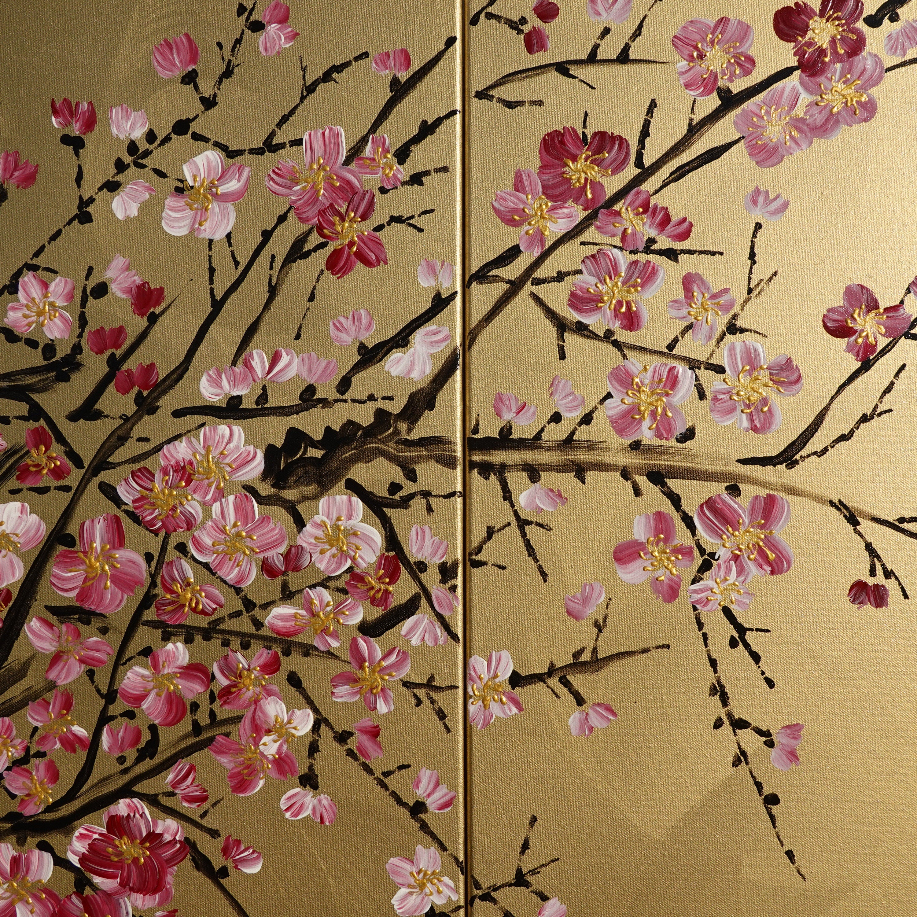Sakura J205 est un triptyque doré de grande taille, d'inspiration japonaise - Peinture acrylique originale sur toile tendue de l'artiste Ksavera
