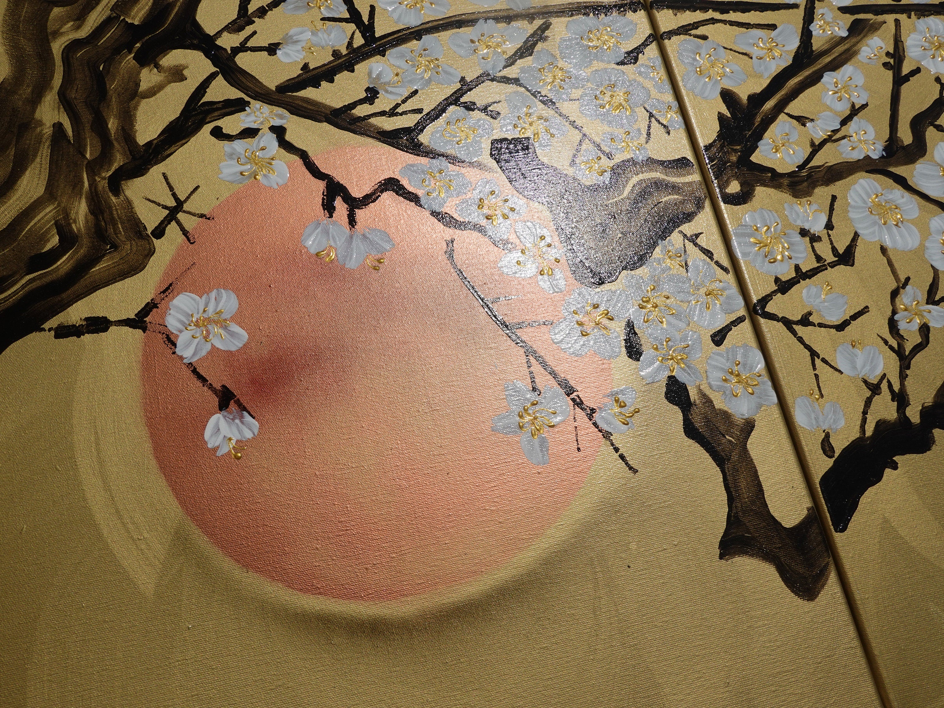 White Sakura J226 est un triptyque en or de grande taille, d'inspiration japonaise, réalisé par Ksavera.