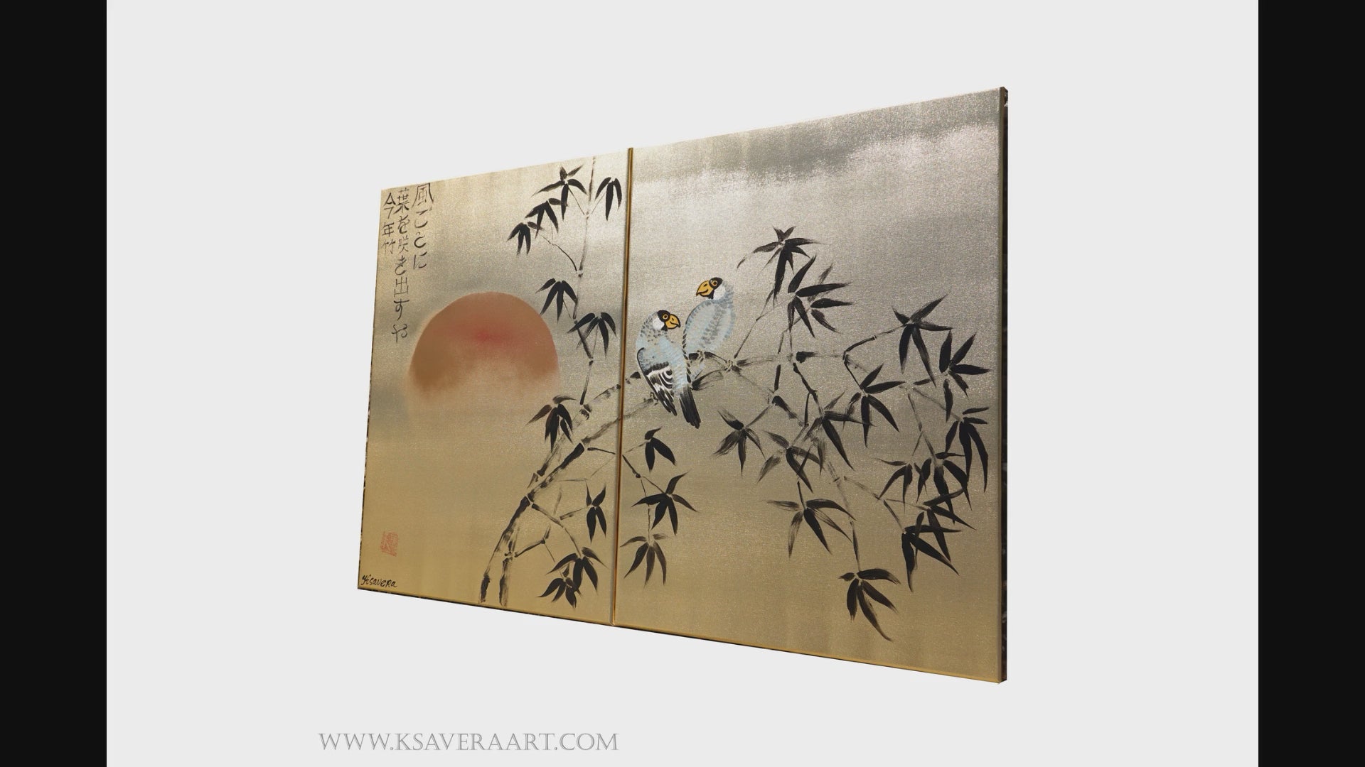 „Bambus und Liebesvögel J322“ ist ein japanisches Diptychon. Original-Acrylgemälde auf goldener Leinwand von der Künstlerin Ksavera.